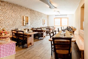 Petit déjeuner en libre-service (9 EUR par personne)