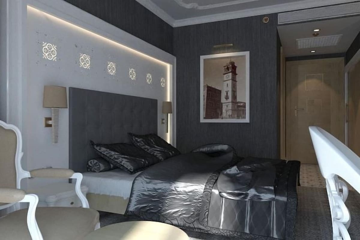 Minibar (some free items), in-room safe, desk, WiFi (free)
