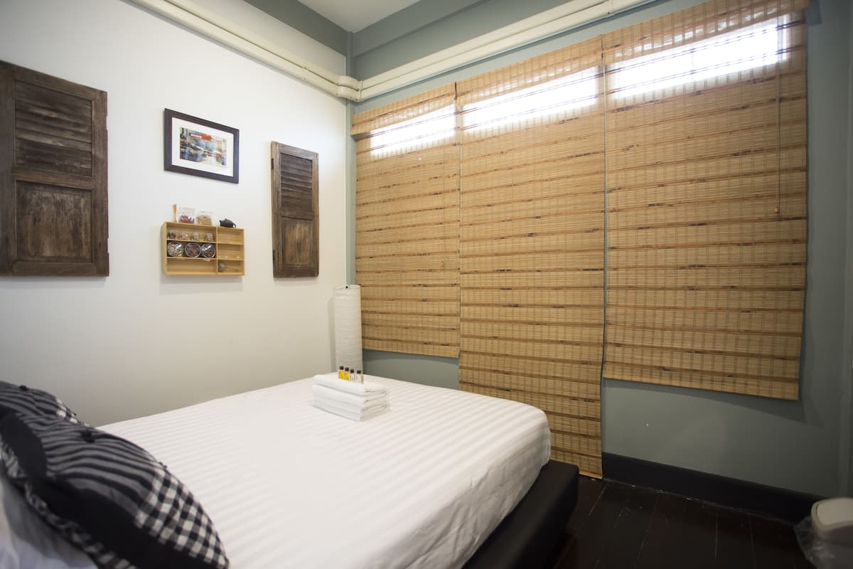 Superior Room with Shared Bathroom  | Living room