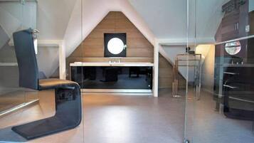 Deluxe Suite | Bathroom | Free toiletries, hair dryer, bathrobes, towels