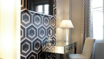 Design Suite, 1 Queen Bed | Terrace/patio