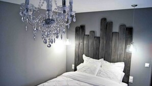 Suite – deluxe | Skrivebord, skrivebord for bærbar PC, lydisolert og strykejern/-brett
