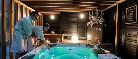 Sauna, hot tub