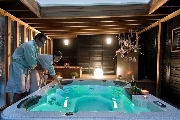 Sauna, hot tub