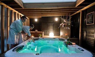 Un sauna, una bañera de hidromasaje