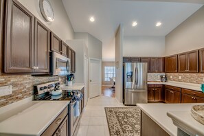 Fridge, microwave, oven, stovetop - Enjoy all this Home has to Offers, Family-Fun Amenities, Pool -Villa Mercedes-Roelens Vacations (Cape Coral)