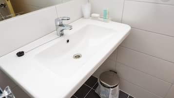 Standard Twin Room | Bathroom | Shower, free toiletries, hair dryer, towels