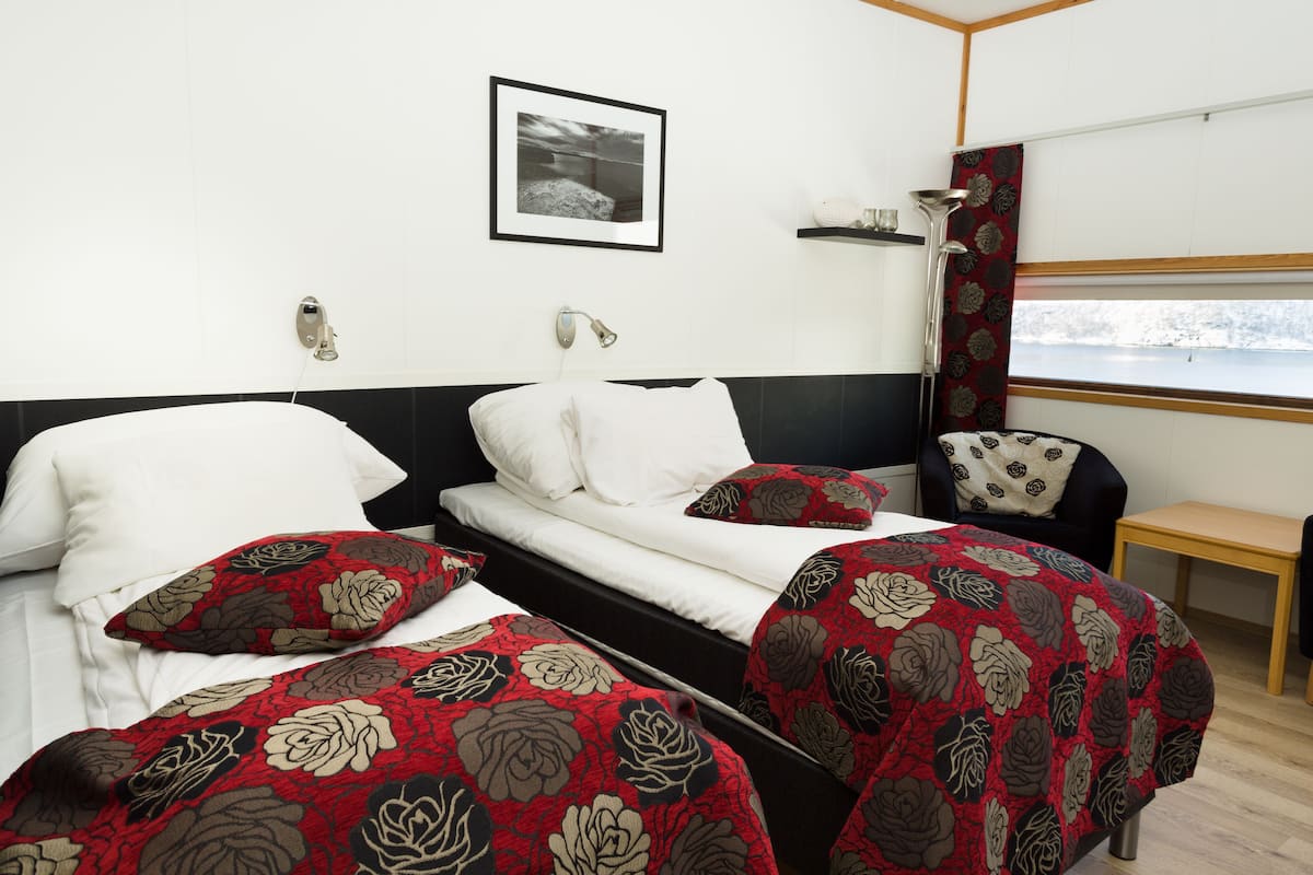 Standard Twin Room | Pillowtop beds, iron/ironing board, free WiFi, bed sheets