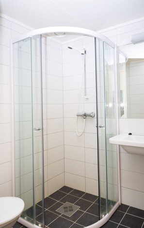 Shower, free toiletries, hair dryer, towels - Tjeldsundbrua Hotel (Tjeldsund)