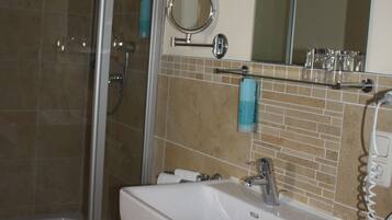 Dusche, kostenlose Toilettenartikel, Haartrockner, Handtücher