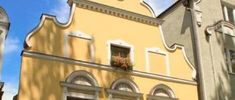 A yellow building with a sign reading "Cafe Fimmel - Landhaus".