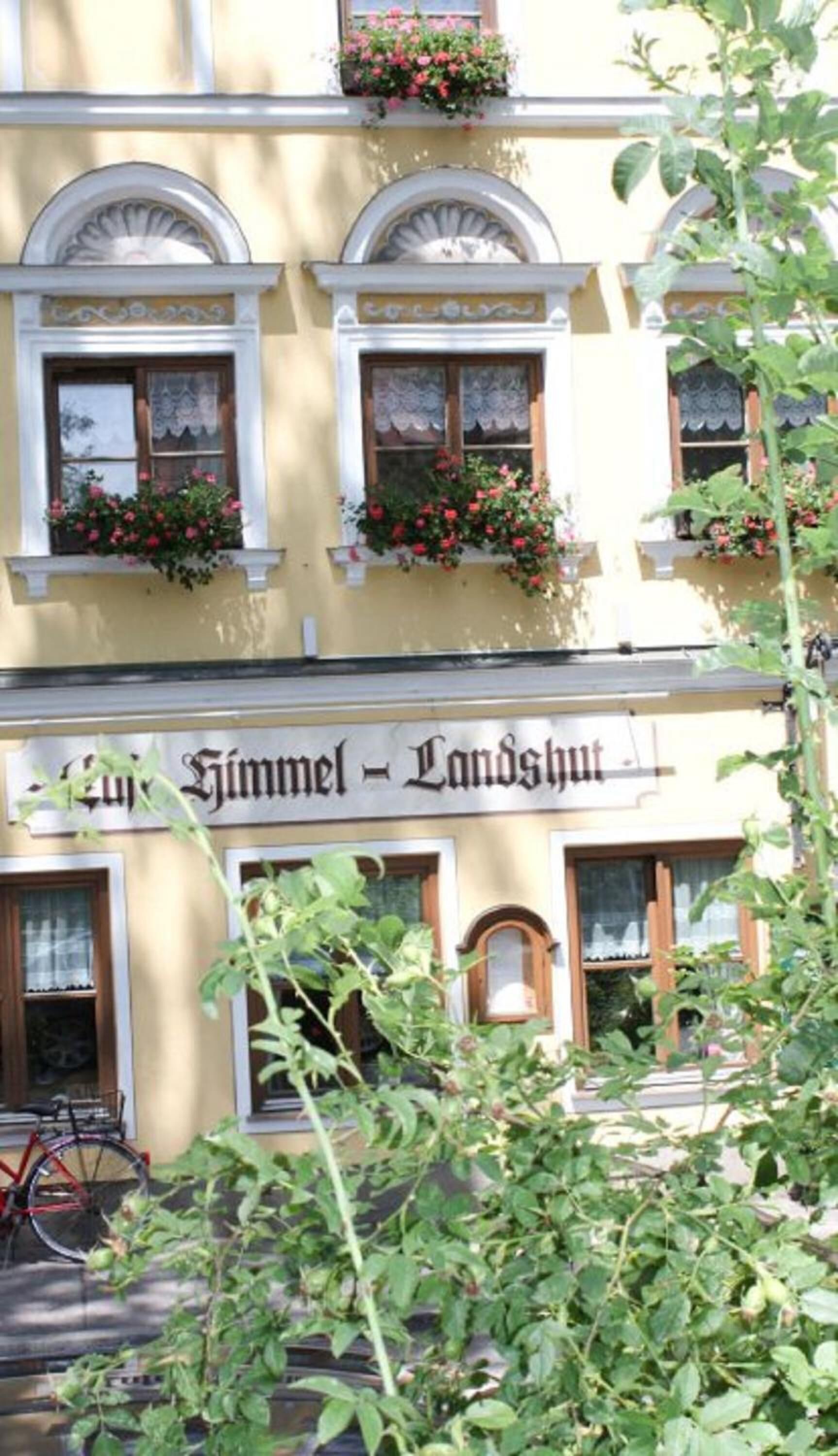 A building with a sign reading "Hotel Himmel - Landshut."