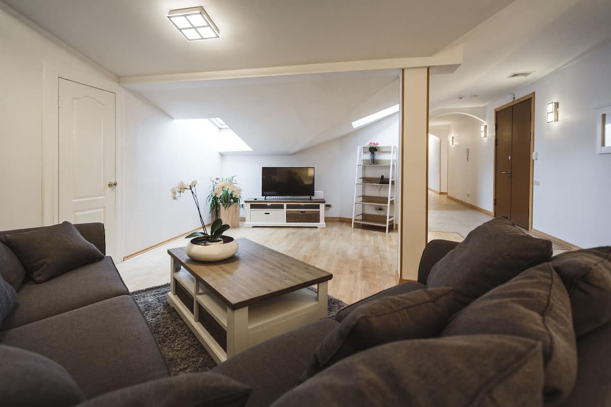 Superior-Apartment, 3 Schlafzimmer, Blick auf den Innenhof | Schreibtisch, laptopgeeigneter Arbeitsplatz, Verdunkelungsvorhänge