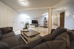 Escritorio, sistema de insonorización y tabla de planchar con plancha 