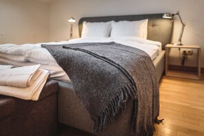 Superior-Apartment, 3 Schlafzimmer, Blick auf den Innenhof | Schreibtisch, schallisolierte Zimmer, Bügeleisen/Bügelbrett