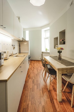 Departamento superior, 1 habitación, vista al patio | Cocina privada | Refrigerador con congelador, microondas, horno y parrilla de estufa 