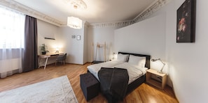 Departamento superior, 4 habitaciones, en el área del patio | Escritorio, espacio para trabajar con laptop y cortinas blackout 