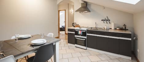 Appartamento Superior, 3 camere da letto, vista cortile | Una scrivania, insonorizzazione, ferro/asse da stiro