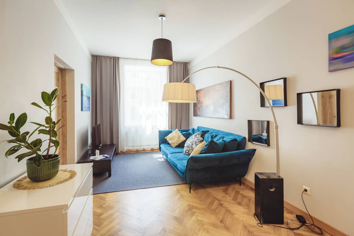 Superior-Apartment, 1 Schlafzimmer, Blick auf den Innenhof | Wohnbereich | Flachbildfernseher