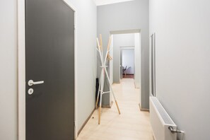 Schreibtisch, schallisolierte Zimmer, Bügeleisen/Bügelbrett