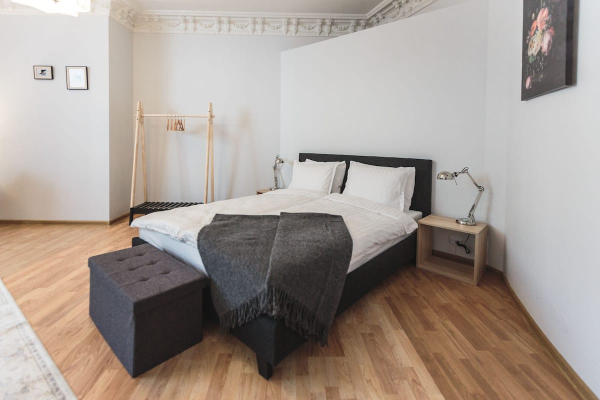 Appartamento Superior, 4 camere da letto, sul cortile | Una scrivania, insonorizzazione, ferro/asse da stiro