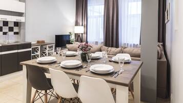 Leilighet – superior, 4 soverom, gårdsplassområde | Oppholdsrom | Flatskjerm-TV