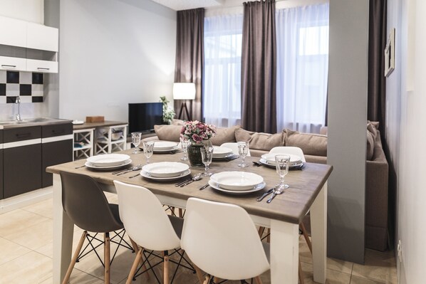 Superior-Apartment, 4 Schlafzimmer, zum Innenhof hin | Wohnzimmer | Flachbildfernseher