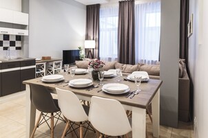 高级公寓, 4 间卧室, 庭院 | 客厅 | 平板电视