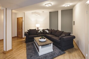 Apartamento superior, 3 quartos, vista para o pátio | Escrivaninha, espaço de trabalho para notebook, cortinas blackout