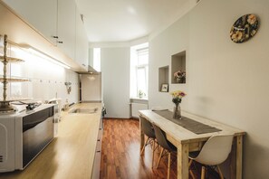 高級公寓, 1 間臥室, 庭園景觀 | 私人廚房 | 咖啡機/沖茶器、大型冰箱、微波爐、烤箱
