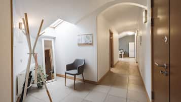 Superior-Apartment, 3 Schlafzimmer, Blick auf den Innenhof | Schreibtisch, schallisolierte Zimmer, Bügeleisen/Bügelbrett