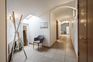 高级公寓, 3 间卧室, 庭院景观 | 办公桌、隔音、熨斗/熨衣板、免费婴儿床