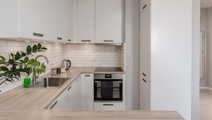 Deluxe Apartment | Private kitchen | Fridge, microwave, stovetop, dishwasher