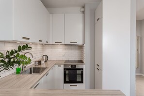 Deluxe Apartment | Private kitchen | Fridge, microwave, stovetop, dishwasher - Chill Apartments (Warsaw)