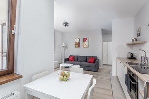 Exclusive Apartment | Private kitchen | Fridge, microwave, stovetop, dishwasher - Chill Apartments (Warsaw)