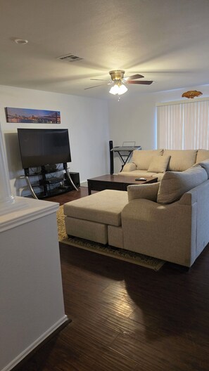 TV connectée, lecteur de DVD, livres, médiathèque