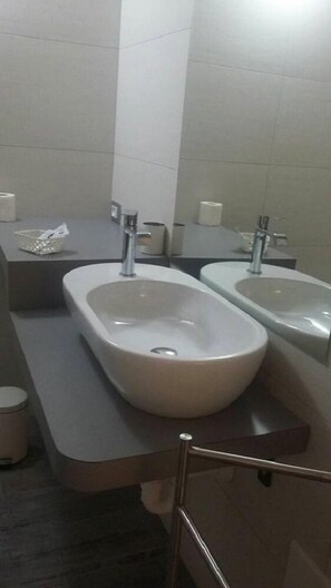 Shower, free toiletries, hair dryer