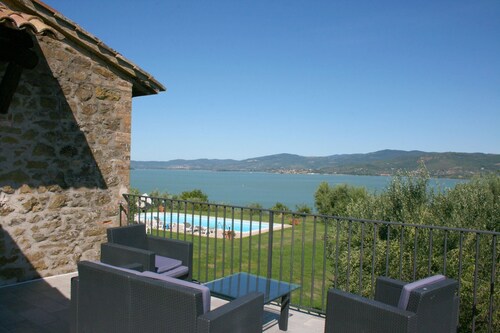 Charming stone villa situated on the top of a hill with breathtaking views of Lake Trasimeno, not fa