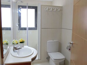 Bathroom - Stunning  villa for 6 guests with A/C, WIFI, private pool, TV, patio and pets allowed (L'ampolla)