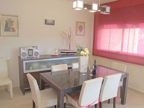 Dining - Wonderful  villa for 6 guests with WIFI, A/C, private pool, TV, patio and pets allowed (L'ampolla)