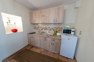 Deluxe Apartment | Private kitchen | Full-size fridge, microwave, stovetop, coffee/tea maker
