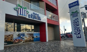 A hotel named 'Hotel Express' with a signboard featuring palm trees and a beach scene. - Hotel Aracaju Express (Aracaju)