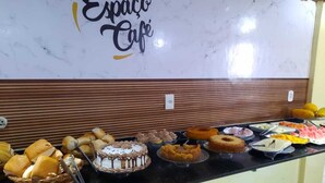 A buffet counter with various baked goods and desserts. - Hotel Aracaju Express (Aracaju)