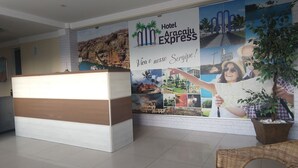 A reception desk with a large poster advertising Hotel Araucari Express. - Hotel Aracaju Express (Aracaju)