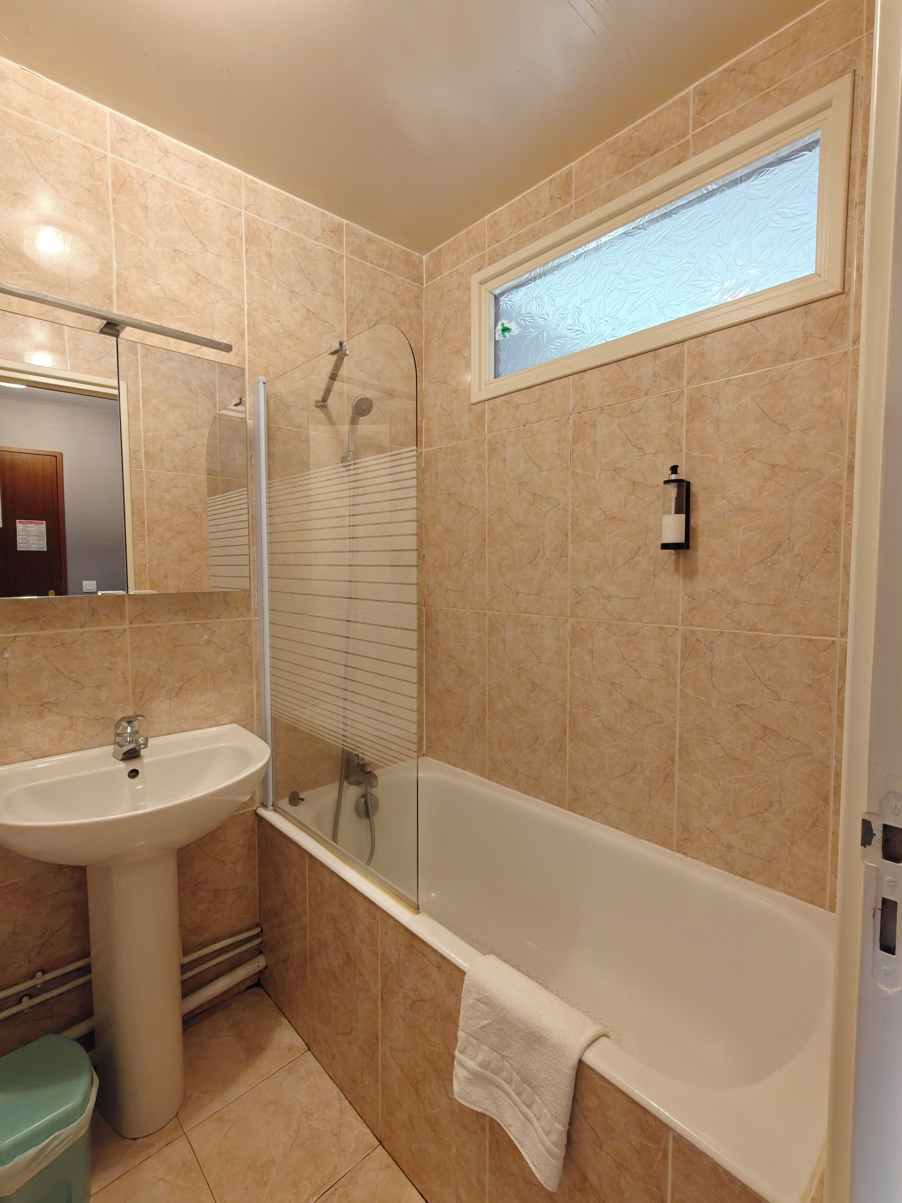 Ein Badezimmer mit Waschbecken, Dusche und Badewanne.