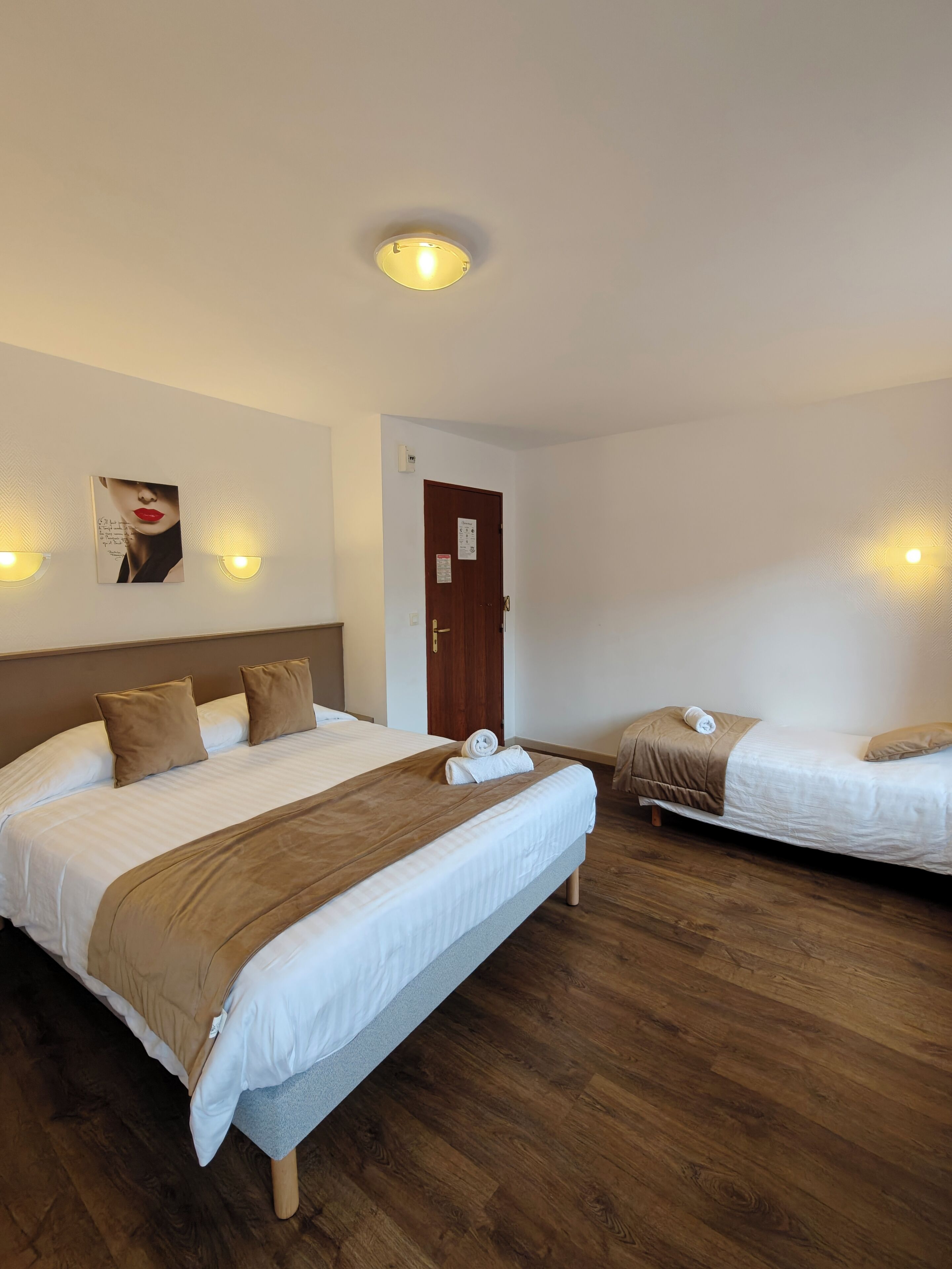 Habitació triple | Decoració individual, mobiliari individual i habitacions insonoritzades 