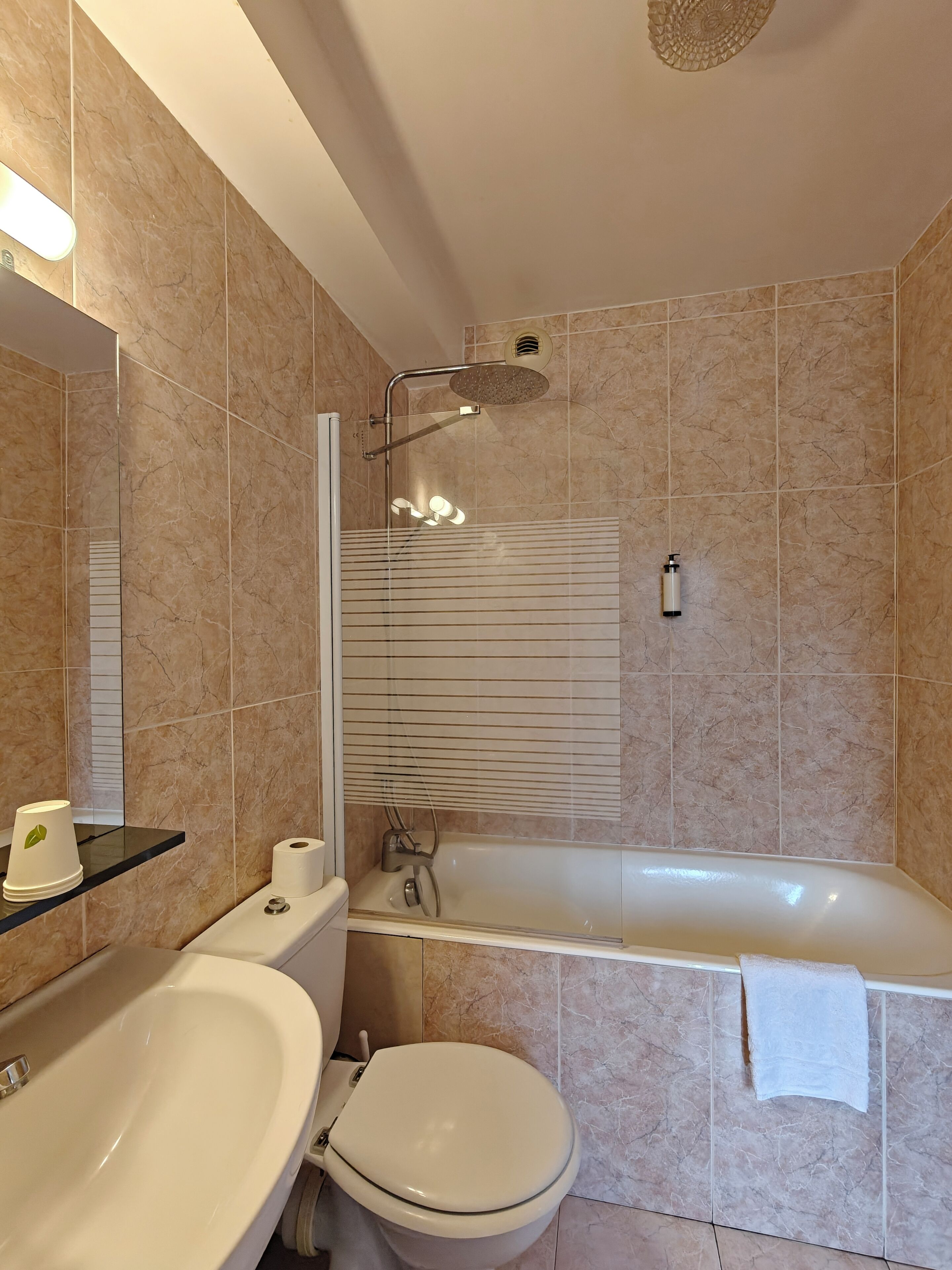 Un baño moderno con bañera, inodoro y lavamanos.