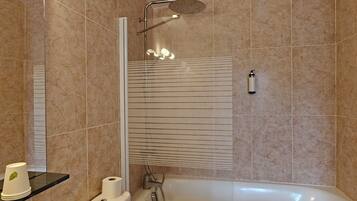 Un baño moderno con bañera, inodoro y lavamanos.