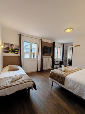 Habitación triple | Decoración personalizada, muebles diferentes y insonorización 