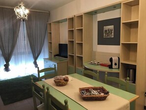 Superior Apartment, 3 Bedrooms (6 people) | Living area | LED TV - Residence Viale Venezia (Verona)